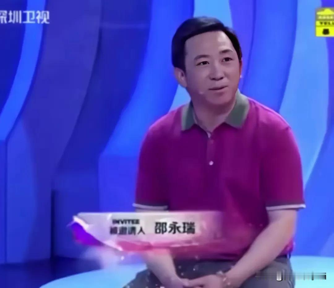 看到吕小潮和他初恋再婚后，两人在一起的点滴，一起唱歌，一起跳舞，一起观看祖国的大