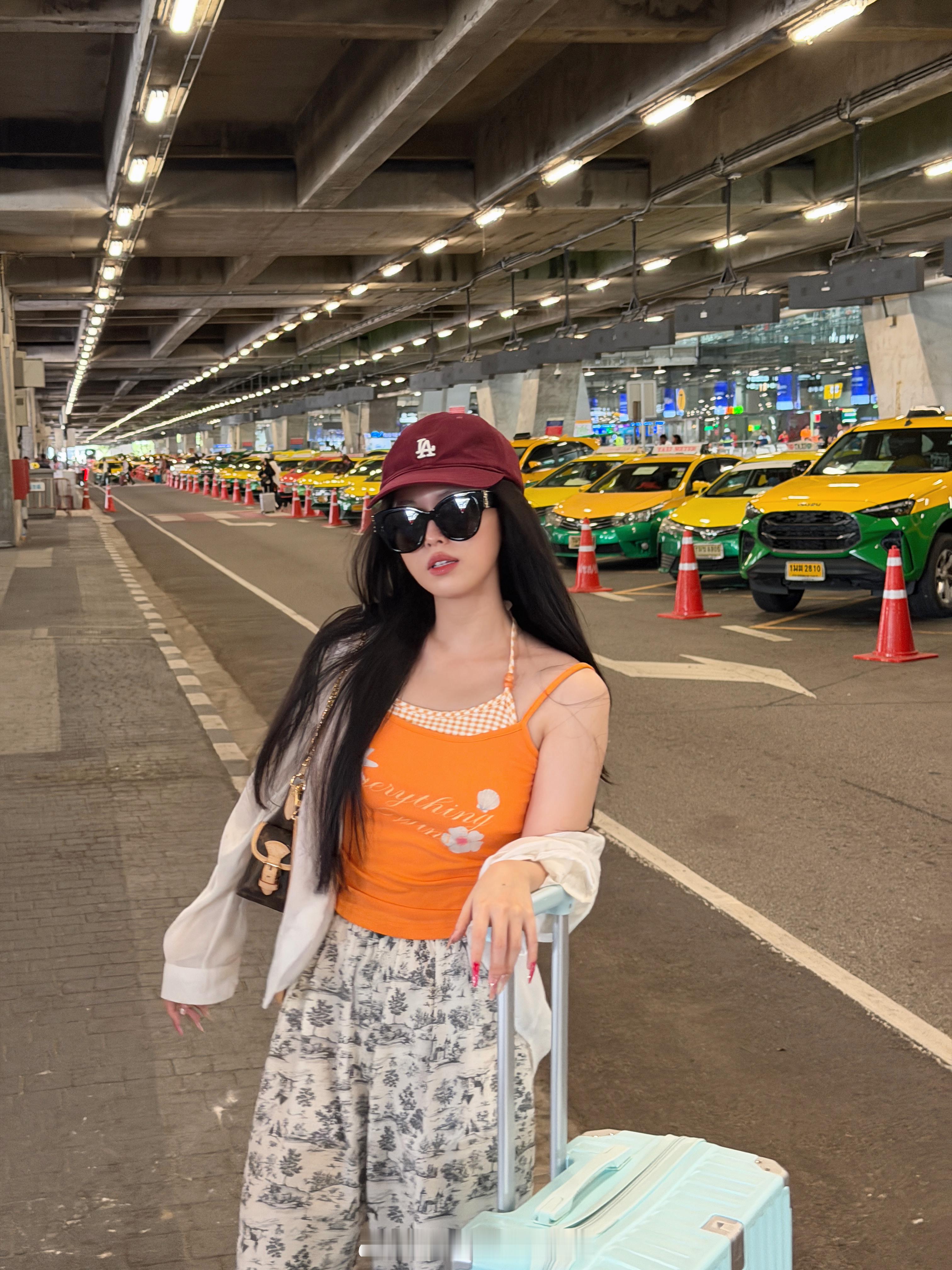 出发🛫落地帽子加墨镜就是不挑建模的拍法素颜也能美美出片泰好了⋆˚࿔♫⋆˚࿔📀