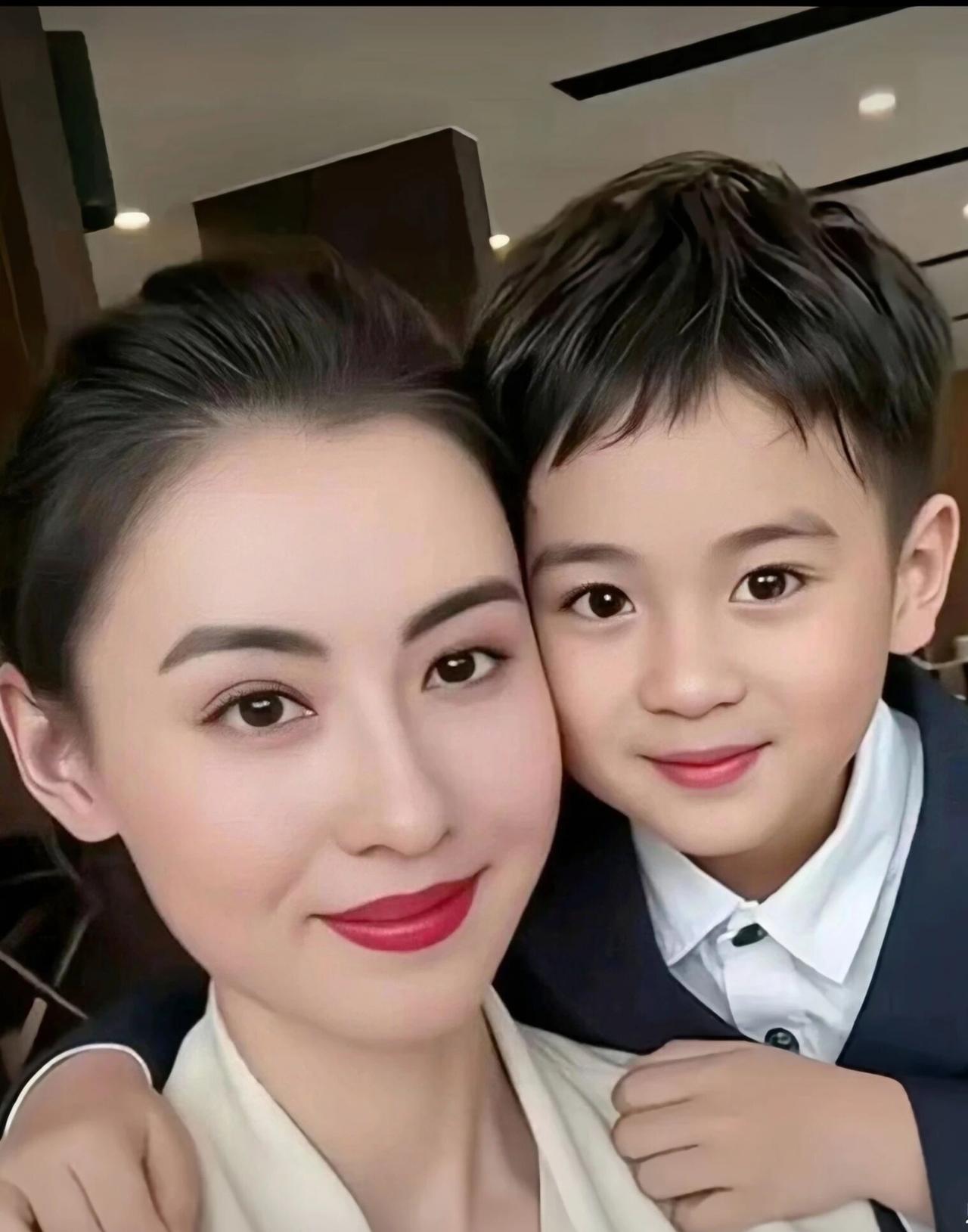 天呐，张柏芝第三个儿子这个颜值，完全是复制张柏芝本人啊。

三个儿子最像妈妈的那