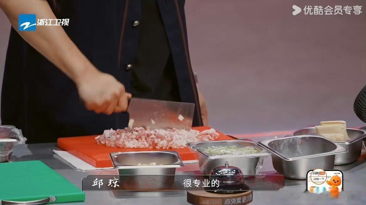潘玮柏做饭把人都逼成幼教了潘帅在教人做饭的同时还能收获到满满的情绪价值，这谁不心