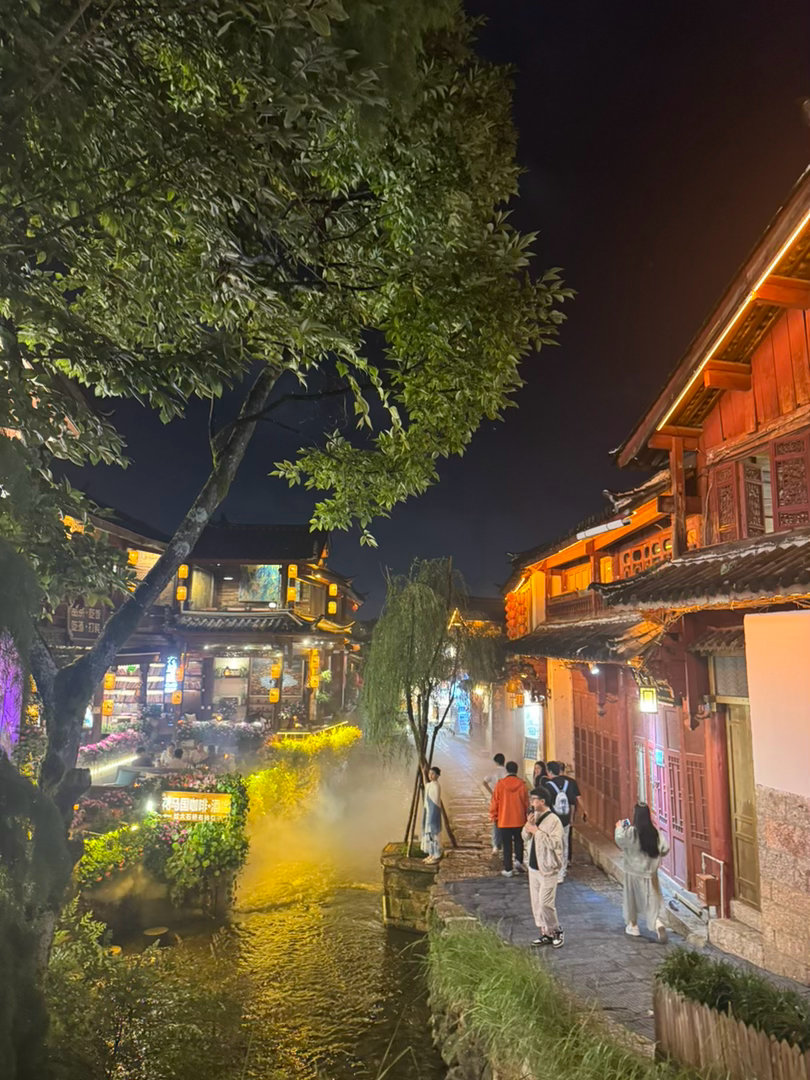 晚上12点以后的古城，汹涌的人流像潮水一样退去，古城的石板路安静了下来，灯火还亮