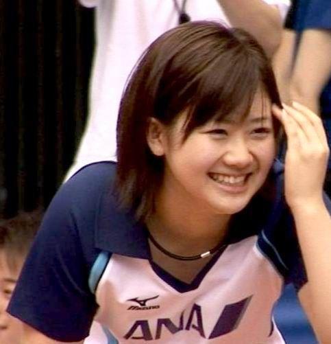 婚前笑容灿烂的福原爱，亲和力十足。那年她生下二胎一家四口人欢乐无限，如今她儿女都