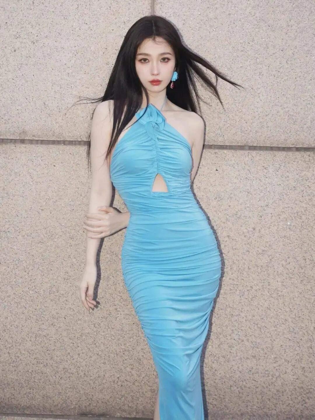 优雅蓝裙，惊艳一瞥，红唇轻启，魅力无限