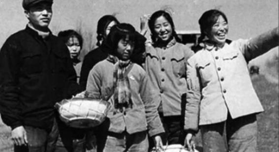 1977年秋，知青王建全因招工要去体检，他叫上女知青杜玉娟，知青点就剩他们两人，