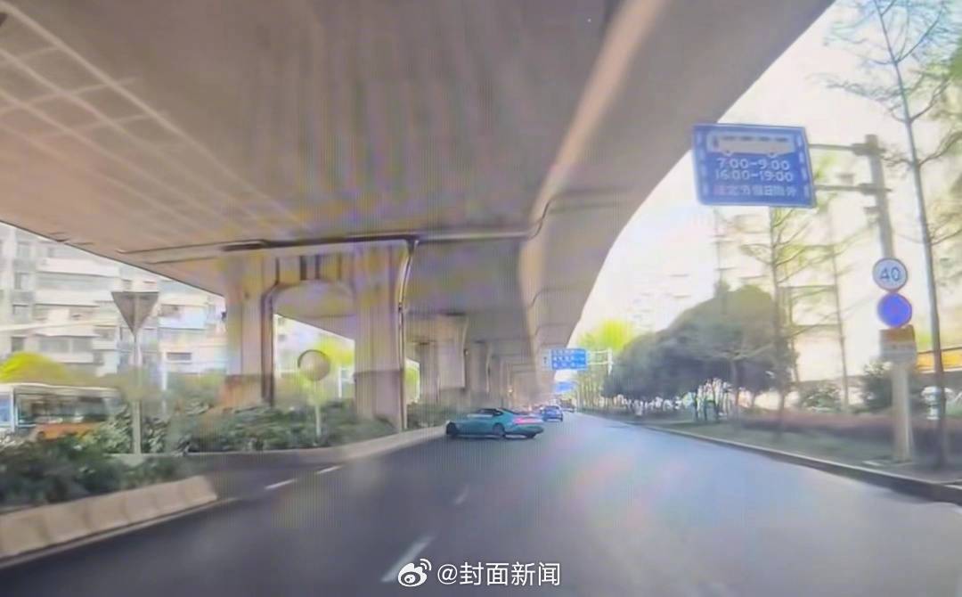 【#工作人员回应小米SU7甩尾撞路边#：系弯道急加速导致】3月31日，有网友发布