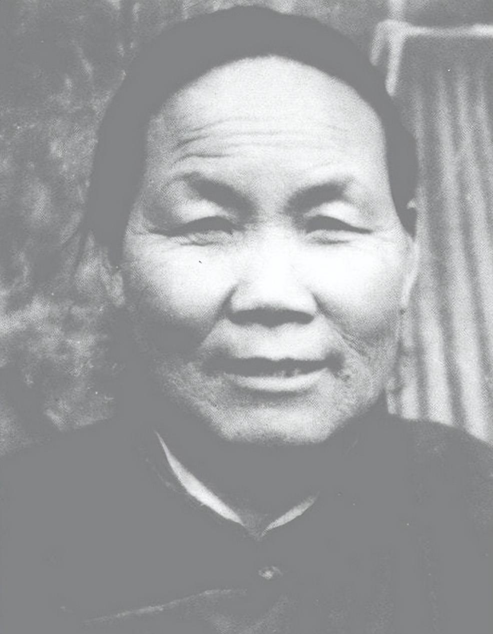 1940年，山东一位大娘给八路军做了小米饭，饥饿的战士们狼吞虎咽。突然，班长放下