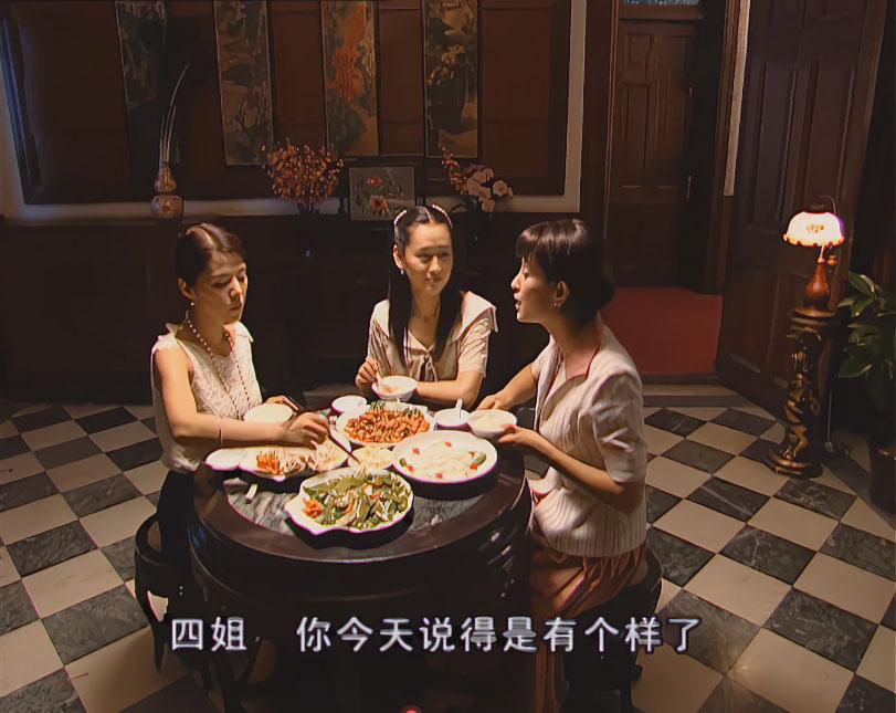 金家的少奶奶们从头至尾穿旗袍，而金家的女儿们大多时候都穿的是洋装。
#金粉世家#