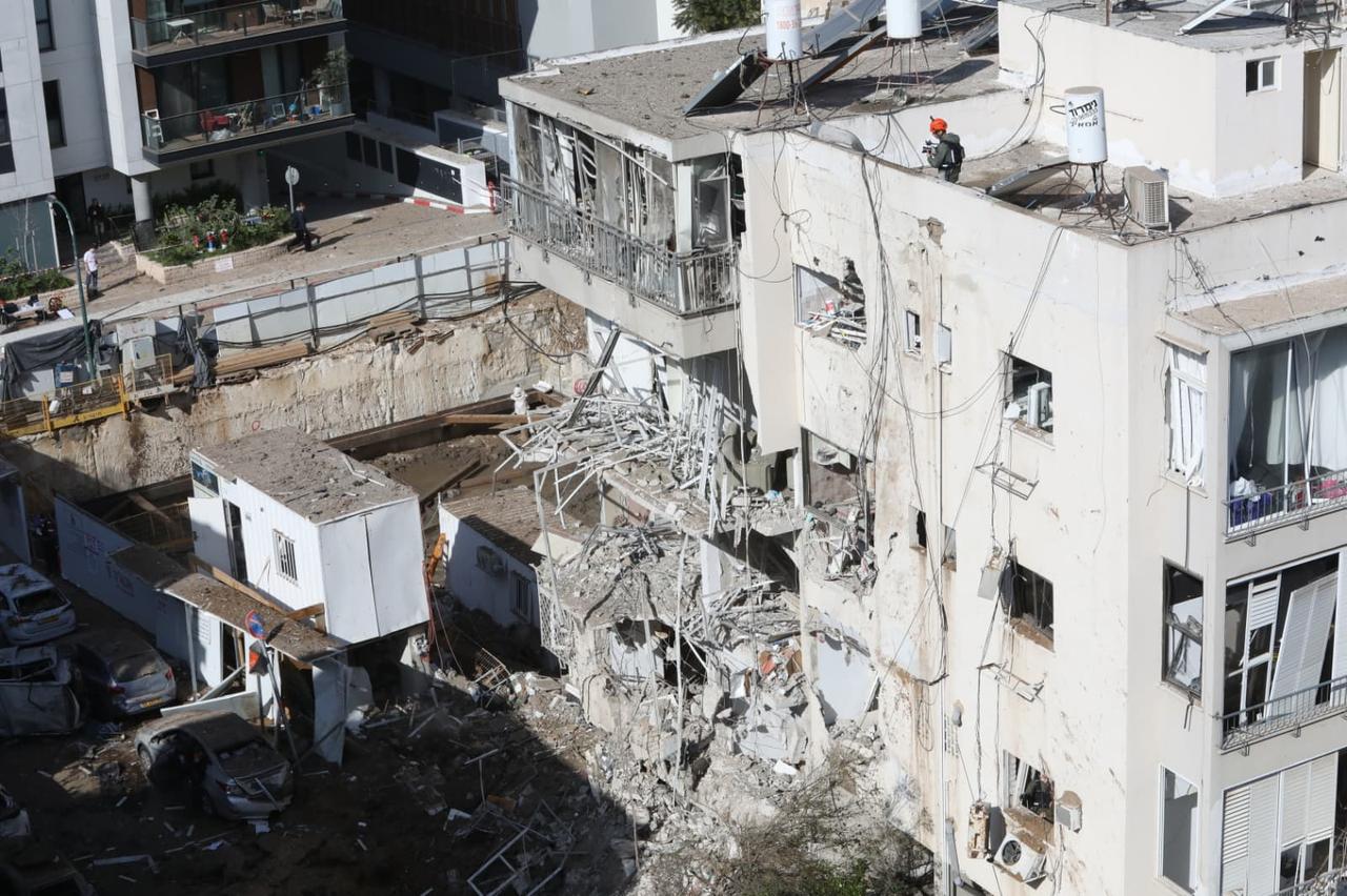 以色列军方消息人士证实，一枚伊朗弹道导弹昨夜直接击中特拉维夫附近的公寓楼，造成大