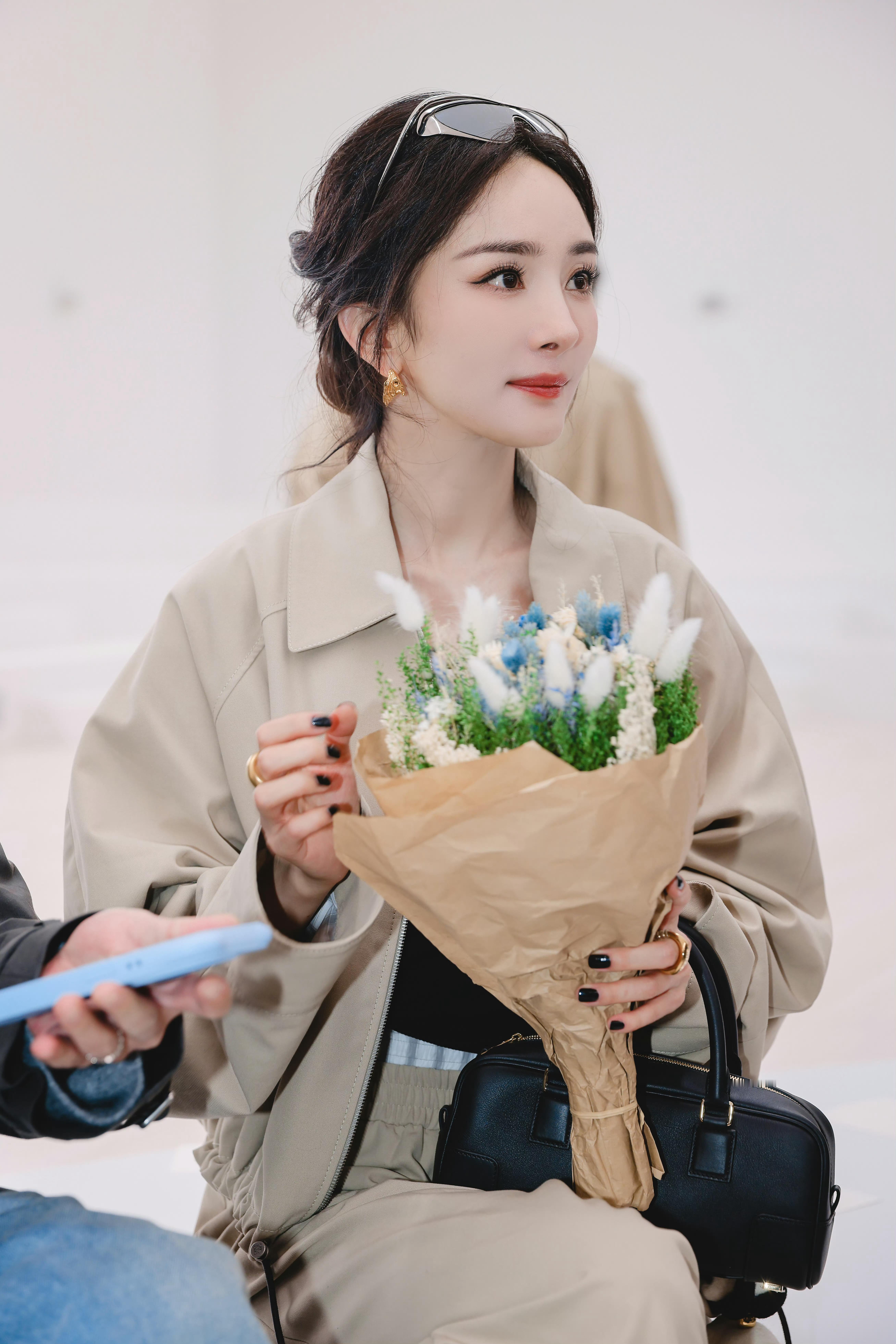 杨幂 生活是确幸与磨砺的组合——晨粥里的热气是甜，加班时的星光是苦；跌倒时蹭破的