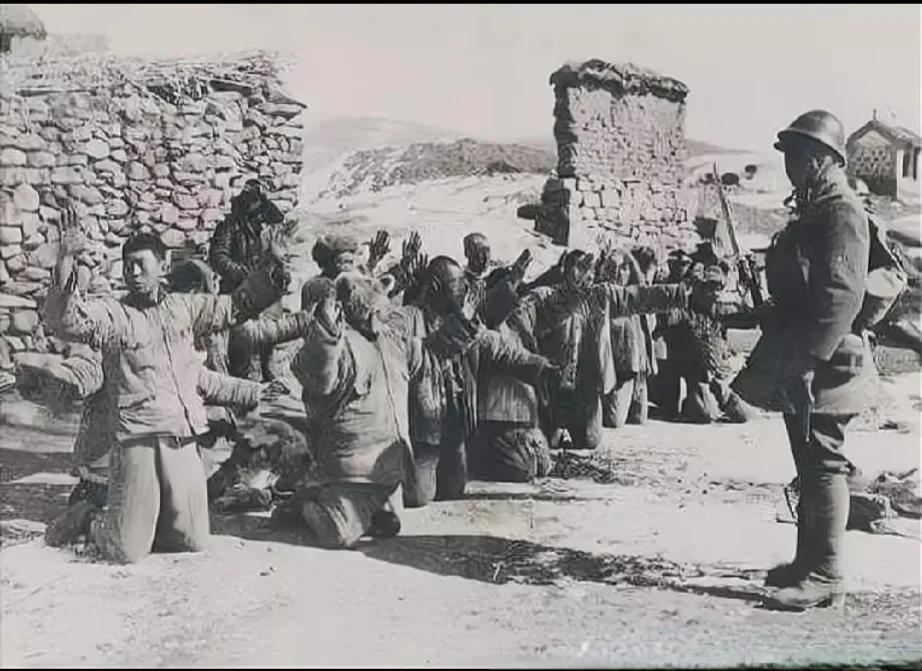 1942年，村里来了30多名八路军，瑞大娘煮好鸡蛋给他们送去。不料，她刚进门就撞