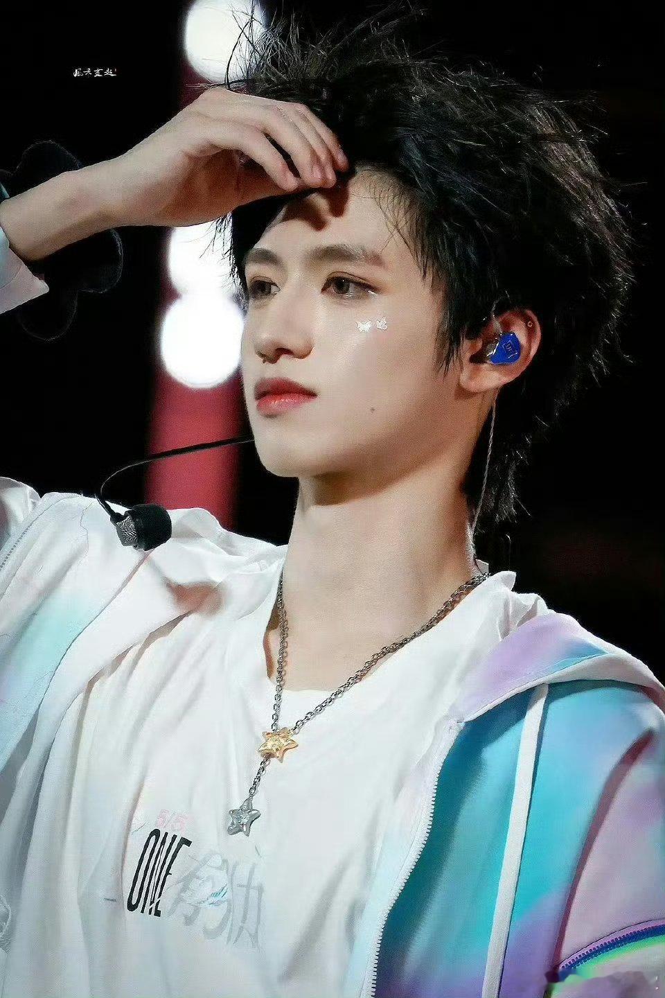 朱志鑫说打恶魔钉有点痛这个朱志鑫就是这么贴心呀。又帅又对粉丝好的爱豆去哪里找