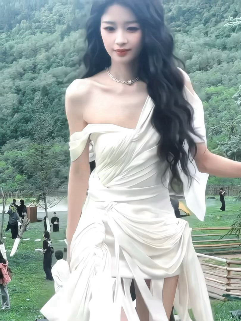 孙怡美晕我了 自带柔光的红毯时刻，孙怡白裙造型格外吸睛。慢镜头记录下曼妙瞬间，温