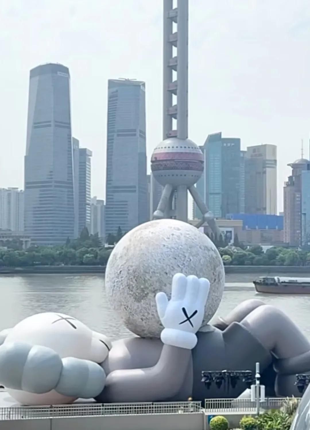#记录我的8月生活#巨型kaws出现在外滩，拍照又有一个地方了
