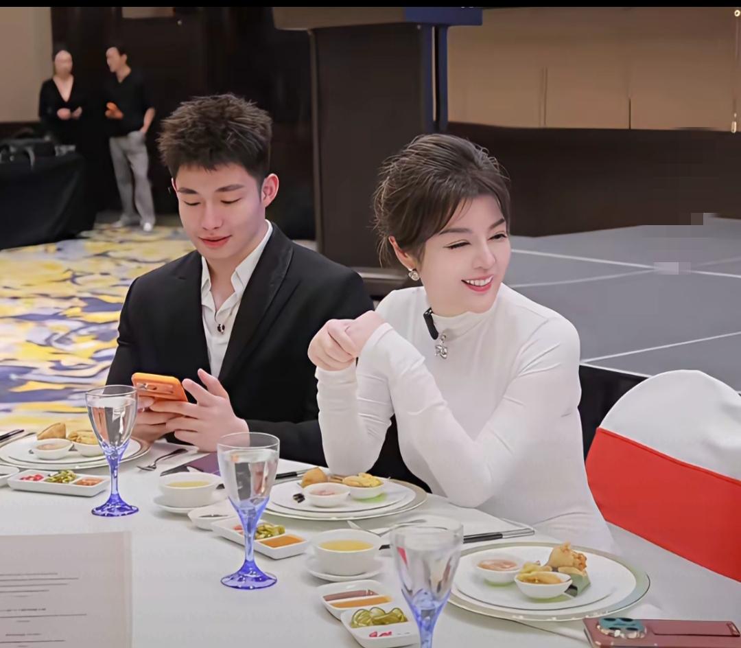 于文红对现任小男友的宠爱，比对自己亲儿子还好，还给小男友过六一儿童节！

于文红