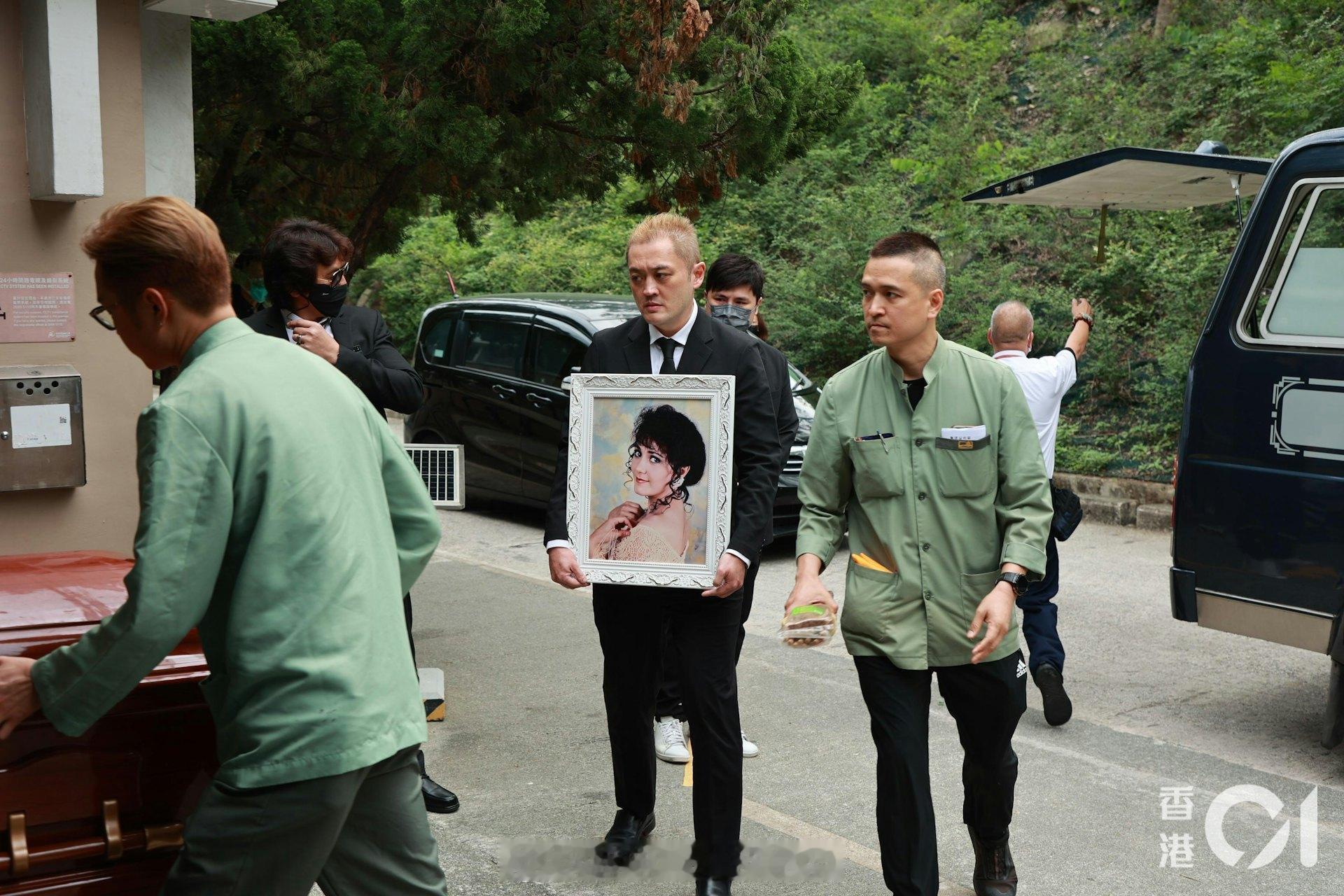 施明出殡｜李泳汉遭质疑单方面执行母亲遗愿直言：拿这些激怒我没有用资深艺人施明近日