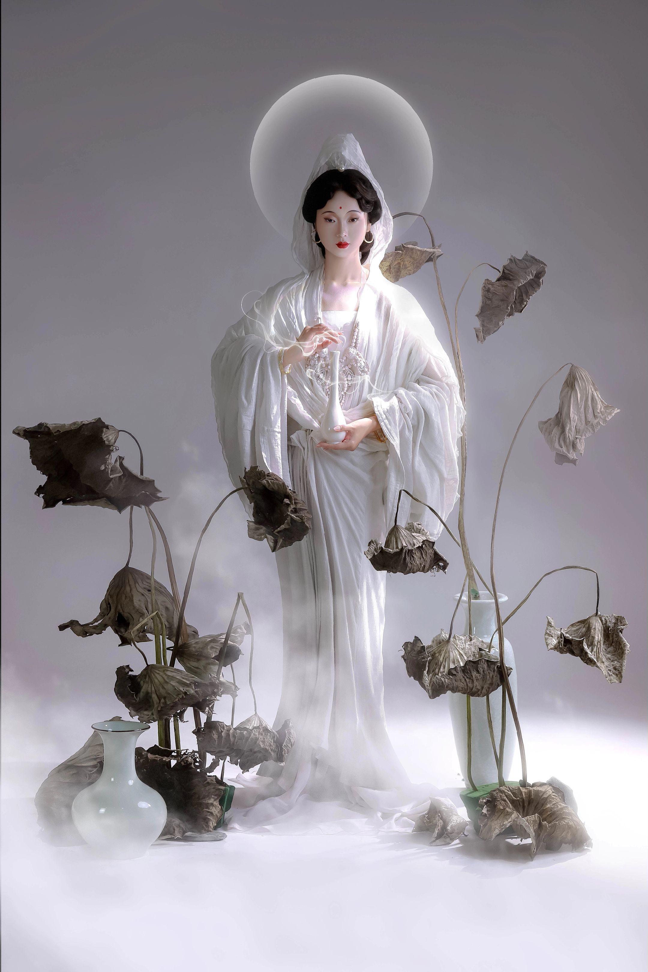 我观观音观自在，我见真吾见真我。白瓷观音