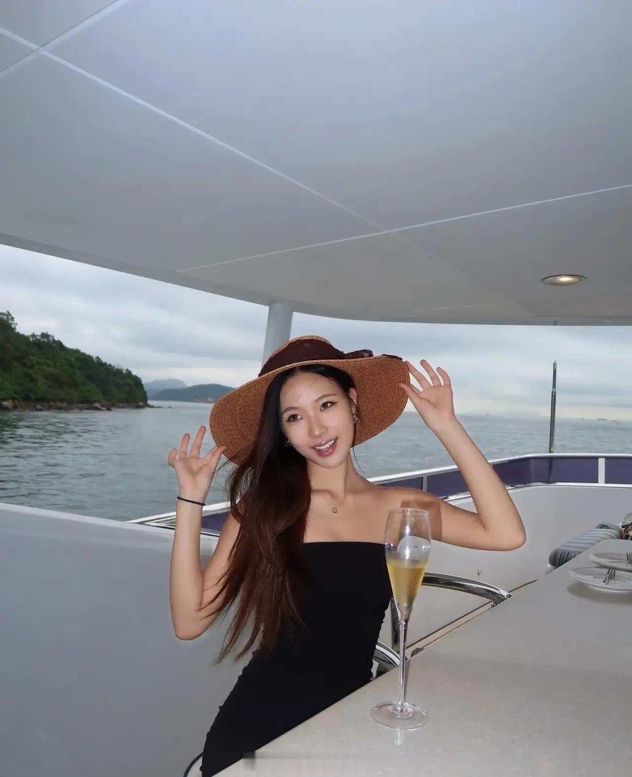 小S女儿晒照，前段时间，全家香港旅行！老大长相很高级，酷酷的，也一直很低调，在她