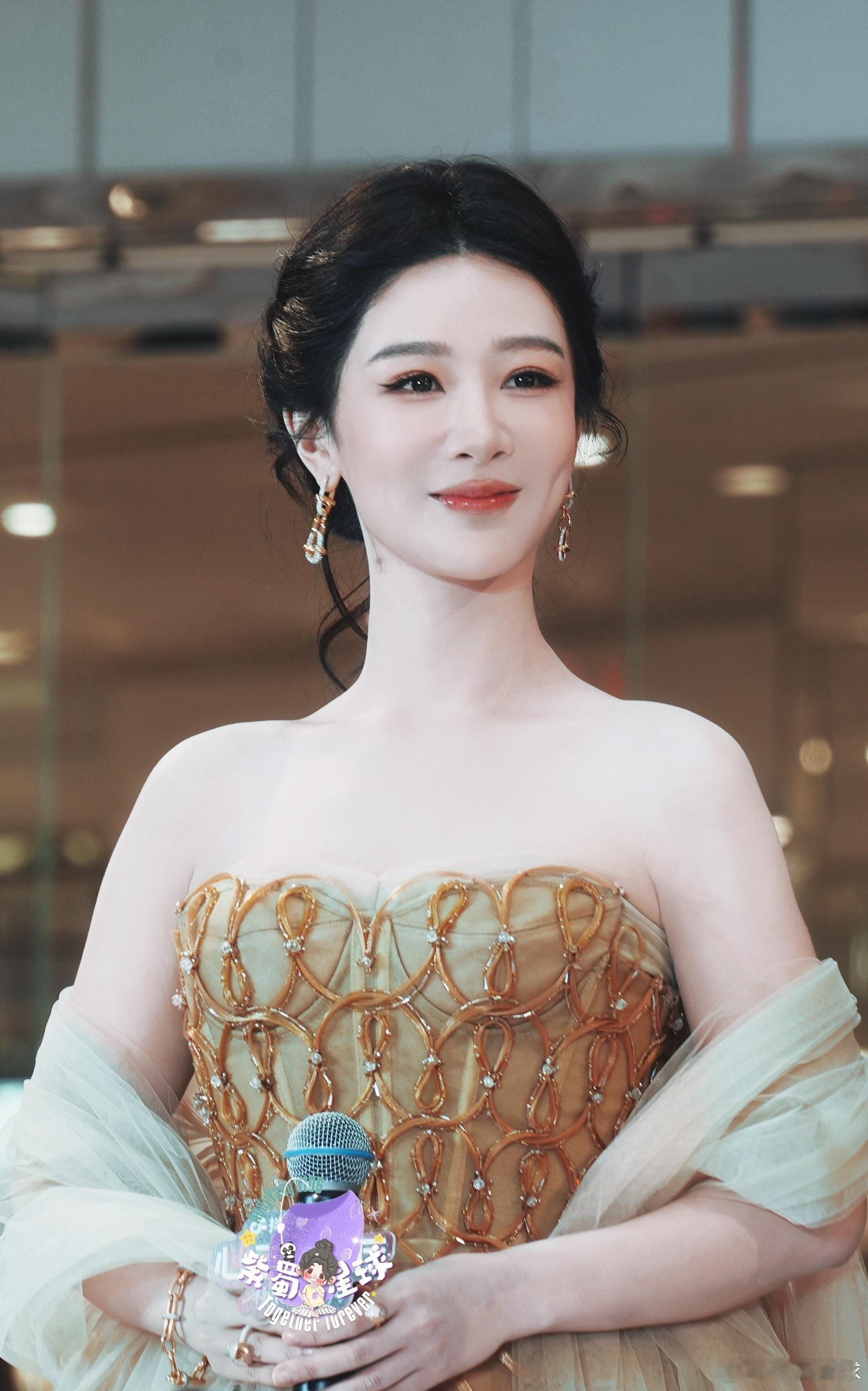 杨紫视后第一个线下活动造型视后太美啦！！ 