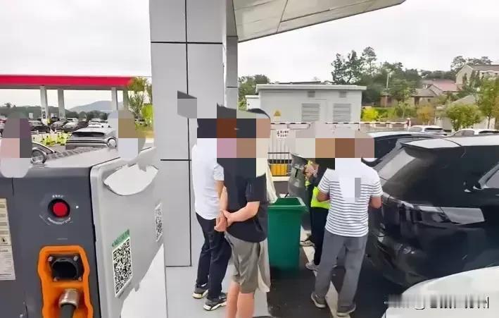 高速路上增程电车排队充电怎么理解？
虽然说充电是车主的权利，这个不用怀疑，但是吧