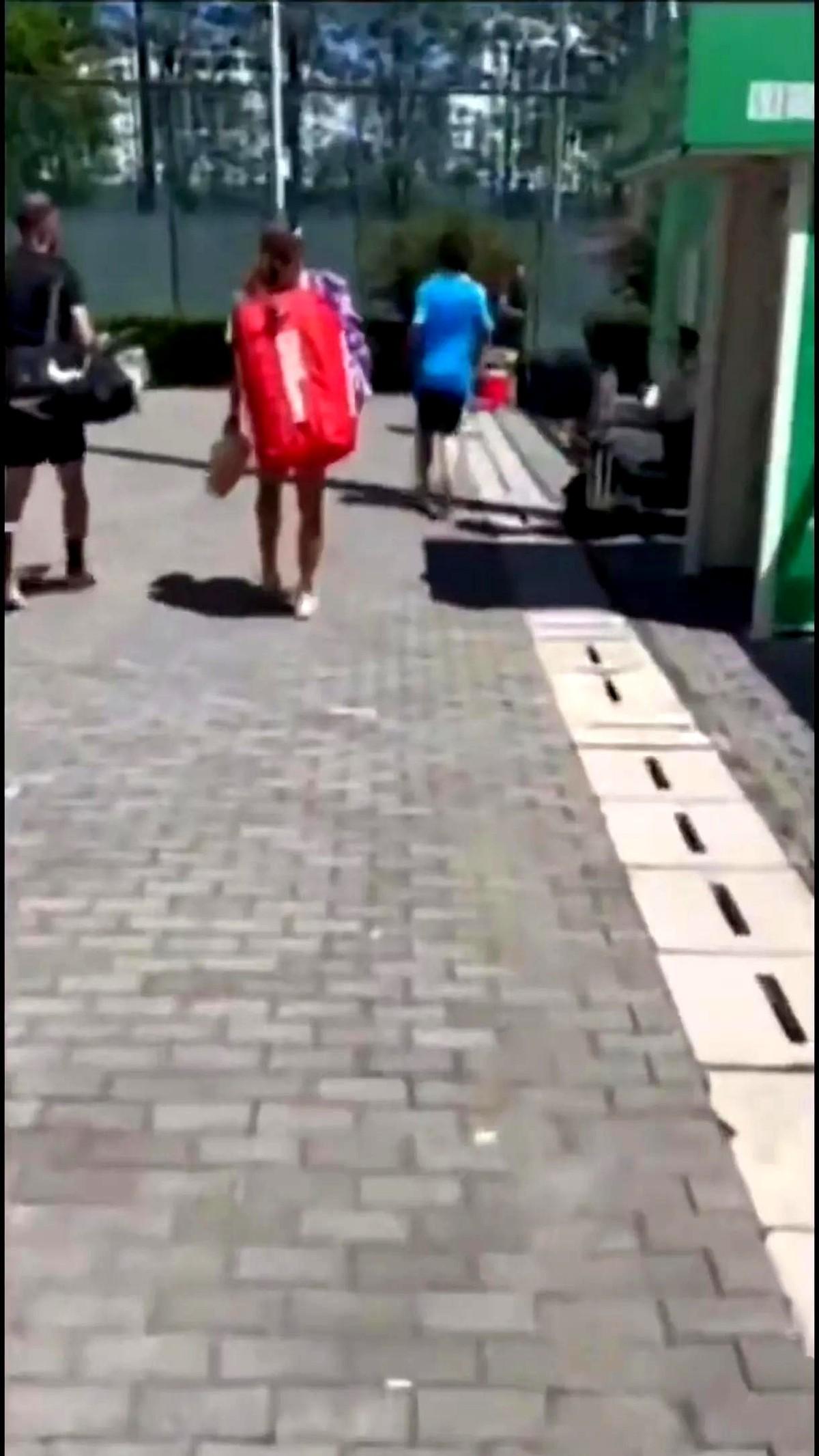 郑钦文在温网首轮被淘汰后，不得不回国投入训练。

从现场照片来看，她训练的场地像
