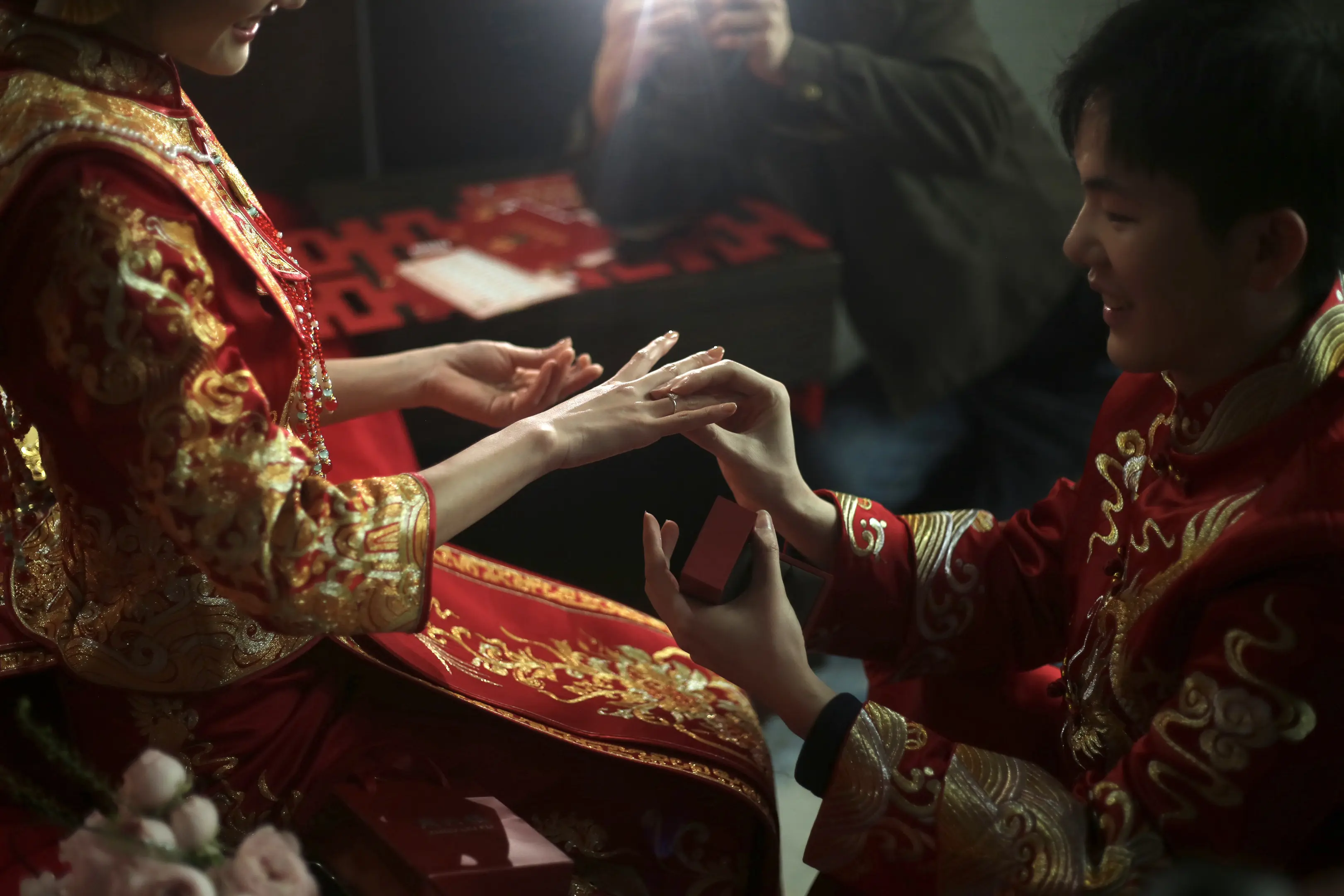 在我们这一代年轻人的印象里 结婚好像已经成了一件很不酷的事 那些山盟海...