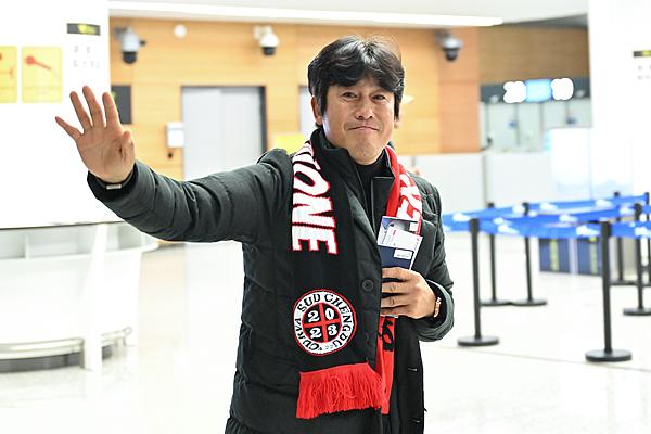 徐正源抵达沈阳 准备接手辽宁铁人
5月5日下午，韩国籍教练员、前成都蓉城主教练徐