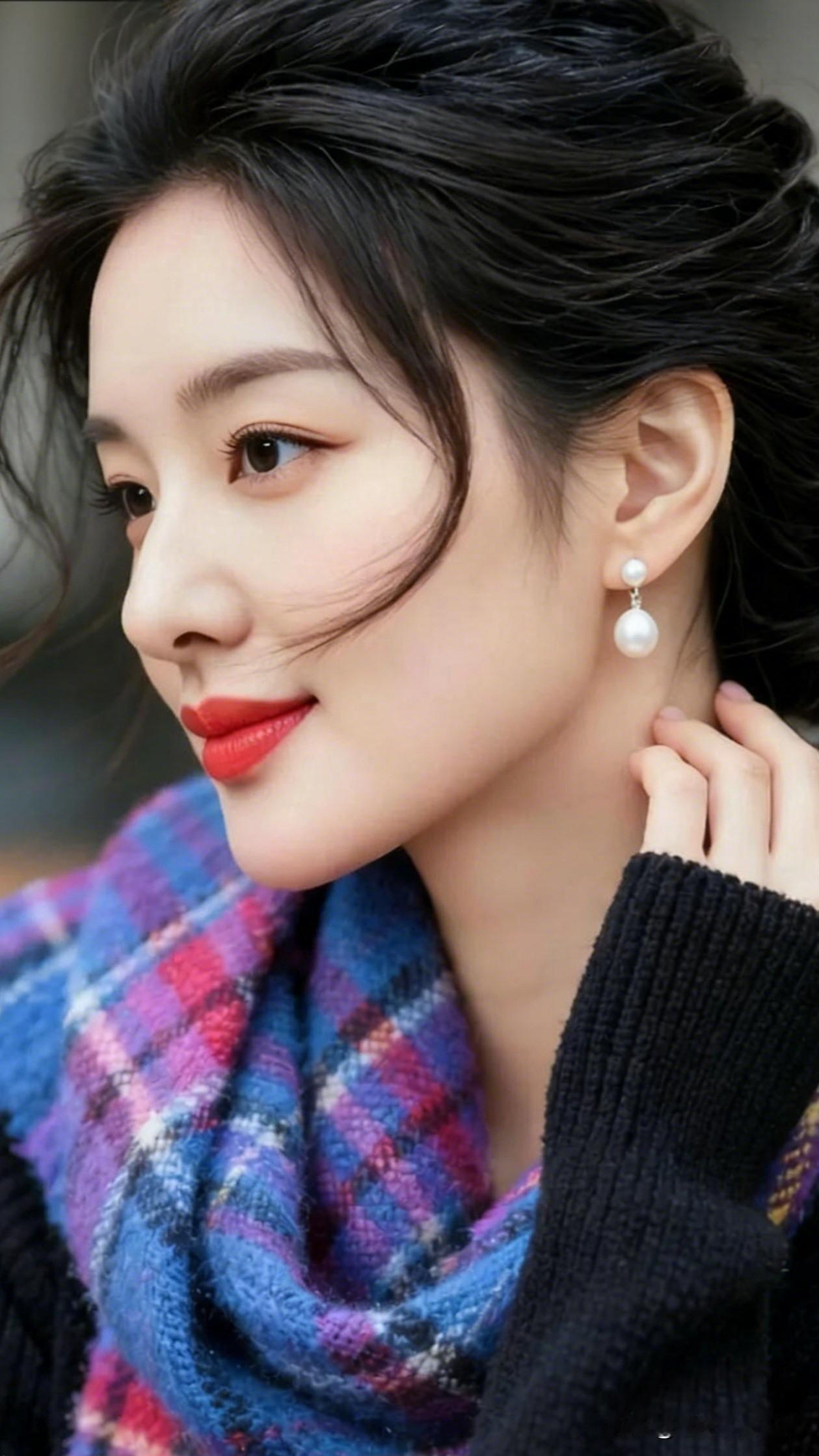 冬日暖阳下的温柔微笑，红唇与珍珠耳环的完美搭配，温暖而优雅。如何搭配服装才能展现