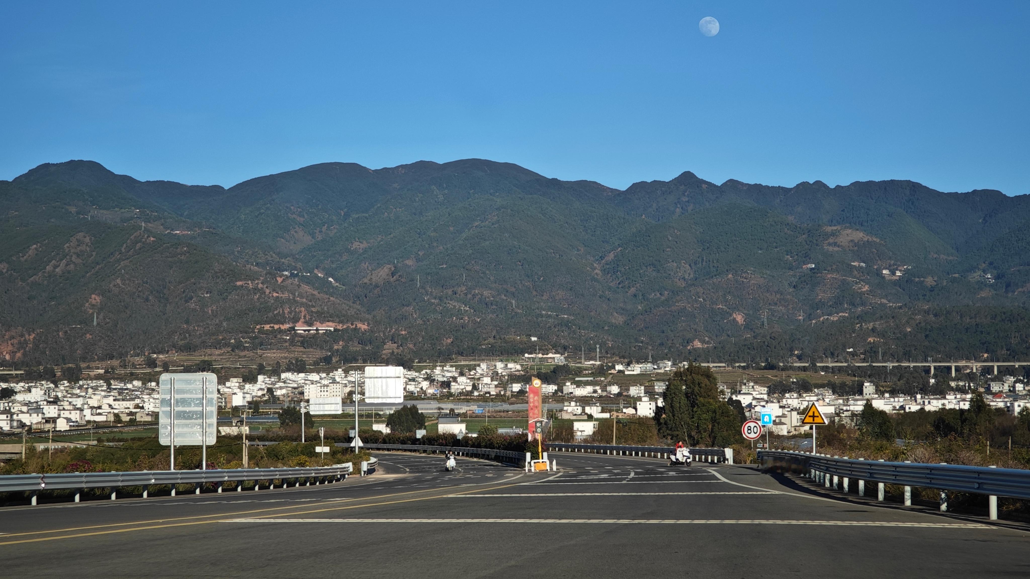 巍山古城，在巍山县南诏镇。是南诏国发祥之地。1994年巍山入选国家历史文化名城。