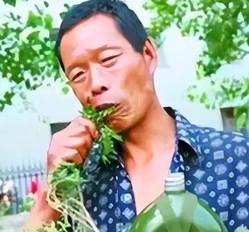 1976年起，一重庆男子吃草上瘾，34年吃了40吨草，闻到肉味就想吐，每天就靠吃