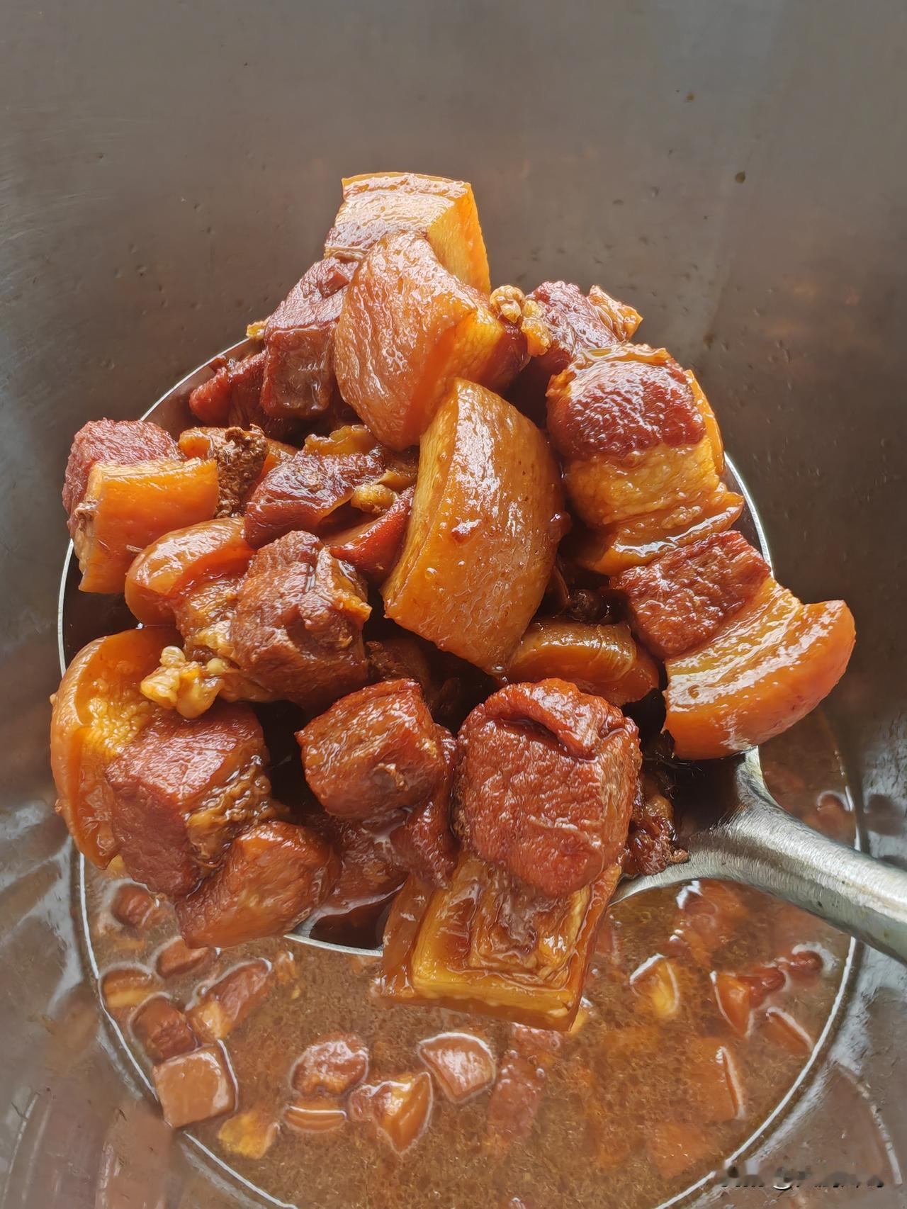 做红烧肉的时候,放啥配菜好吃呢?炖红烧肉的时候，可以加土豆、鹌鹑蛋、豆皮、豆角等