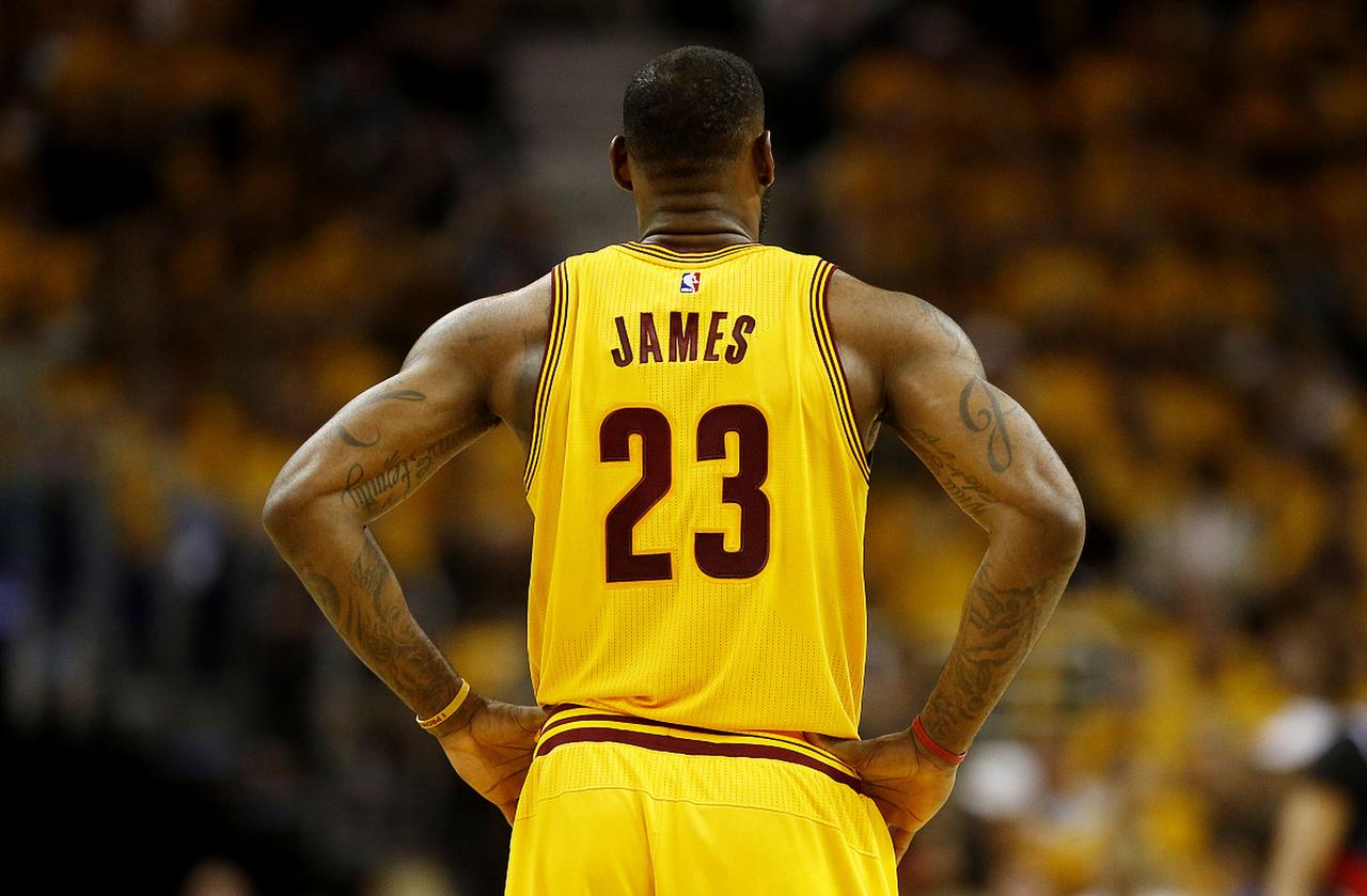 令人不可思议的是，詹姆斯在场上快攻跑的速度比字母哥都快。也是詹姆斯快攻能够得分效