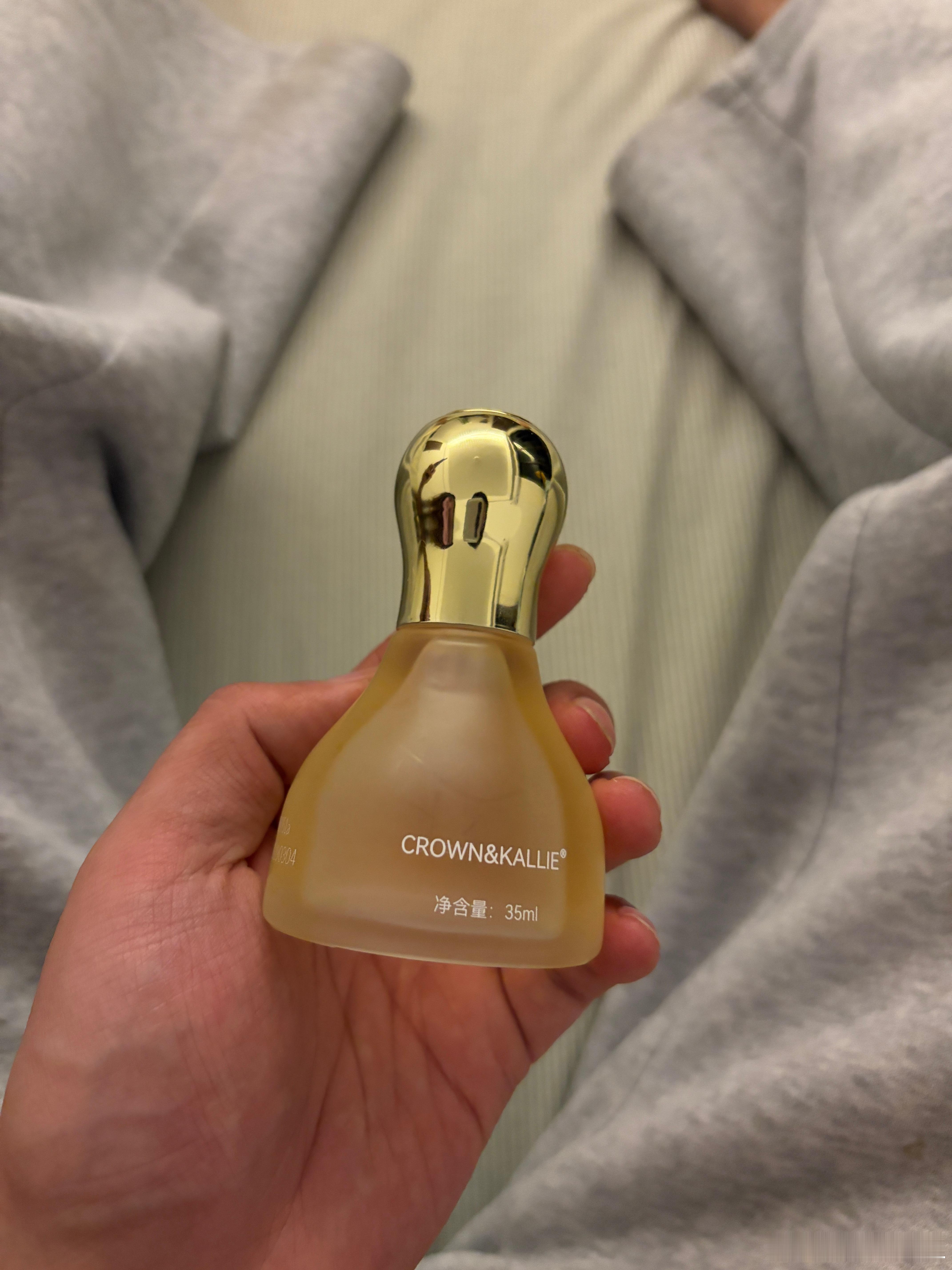 谁认识化妆品？这玩意多少钱一瓶？这东西一看就很贵啊。我问她几千块钱买的？她说几十