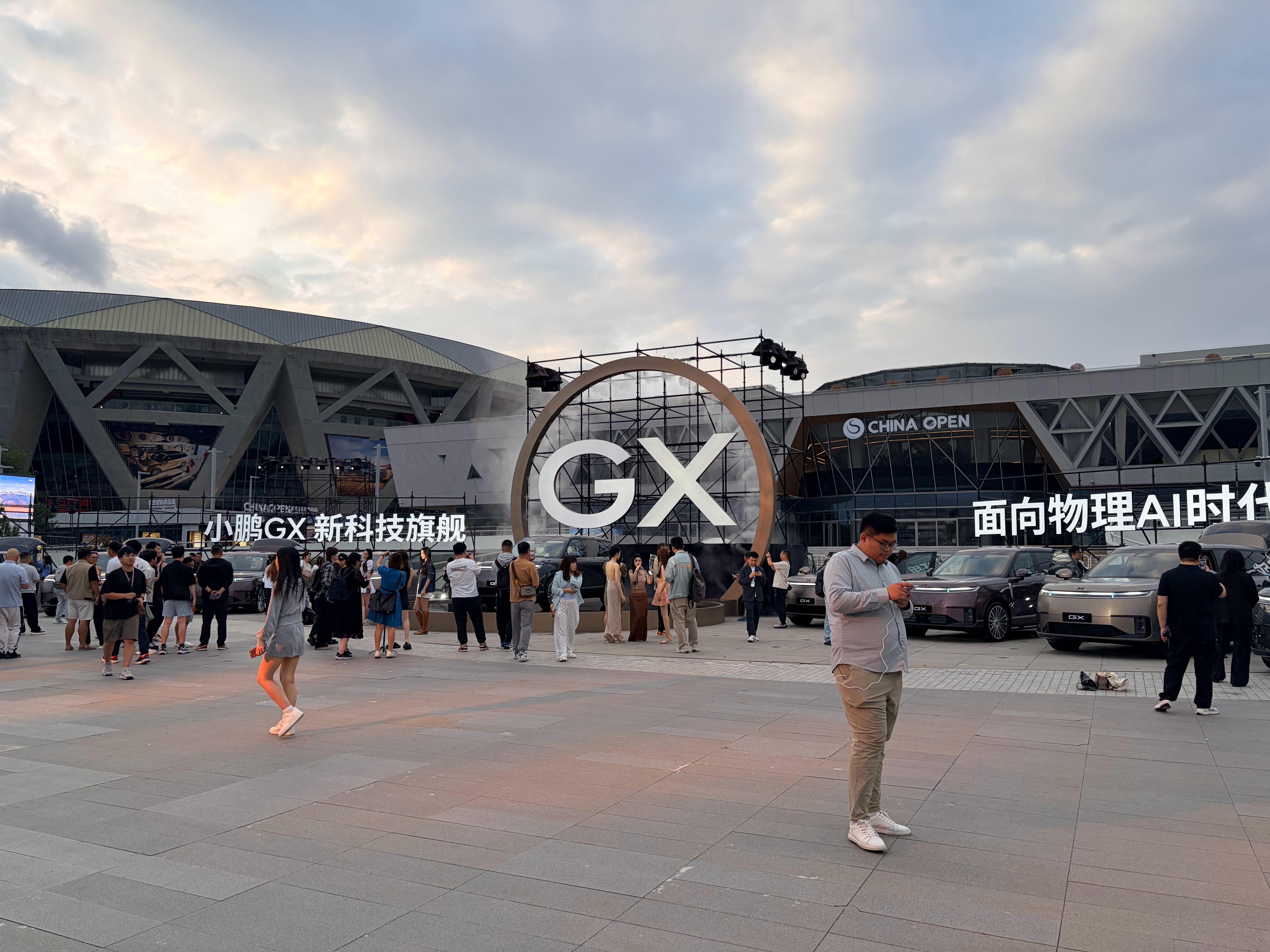 已到小鹏GX发布会现场地点选在国家网球钻石球馆内外场布置都很气派！新科技旗舰小鹏