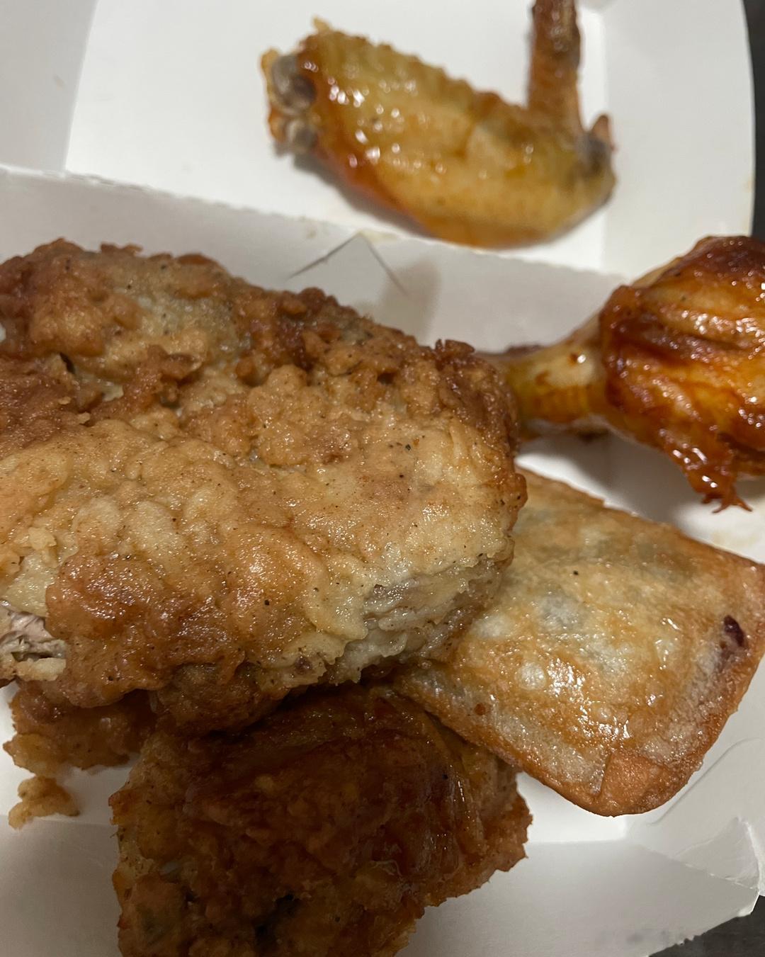 昨天晚上吃了好多～遇到了一个有趣的无骨鸡爪～哈哈哈  周五啦！ ​​​