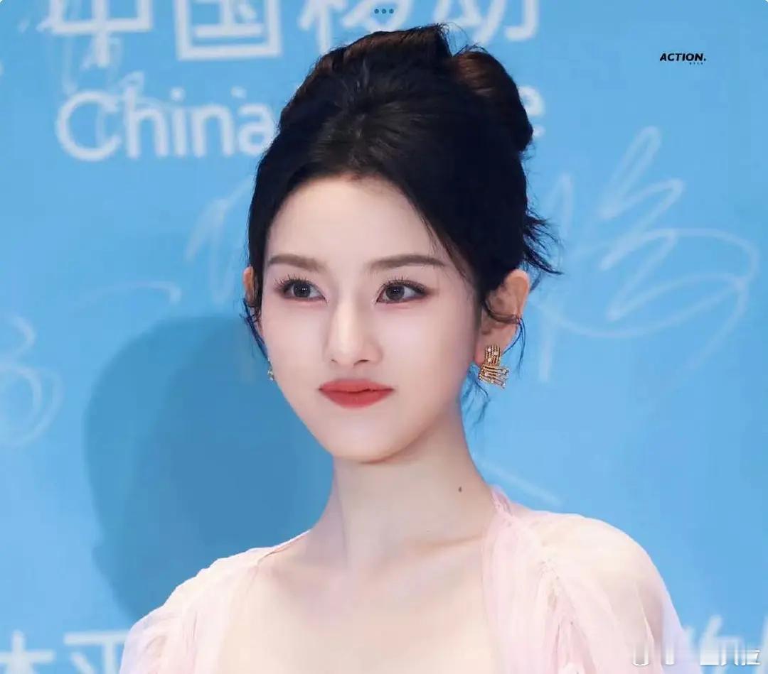 人中短下巴长 这个嘴看起来真的好局促 