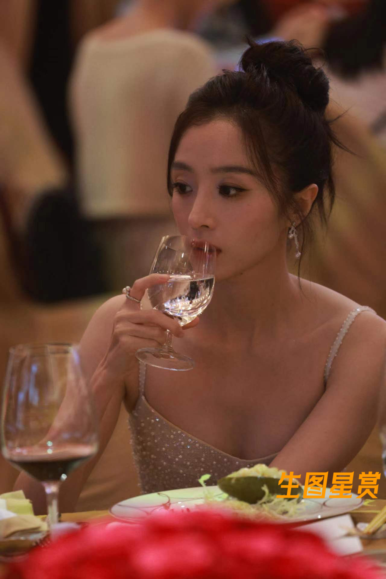 胡冰卿出席澳门电视节内场，白色碎钻礼服优雅不失性感 ​​​