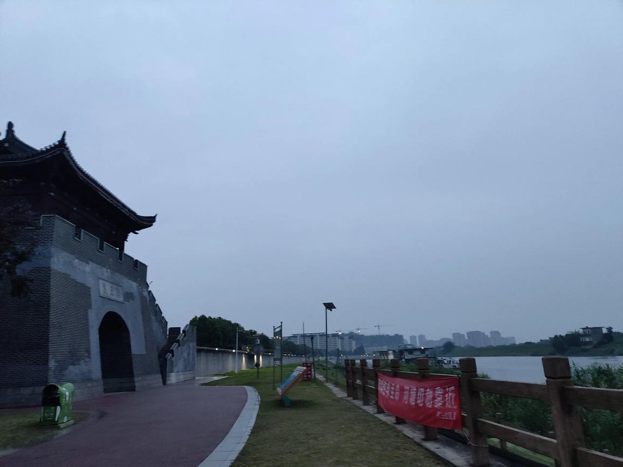 这是湾沚区青弋江边的关王渡口的早晨。