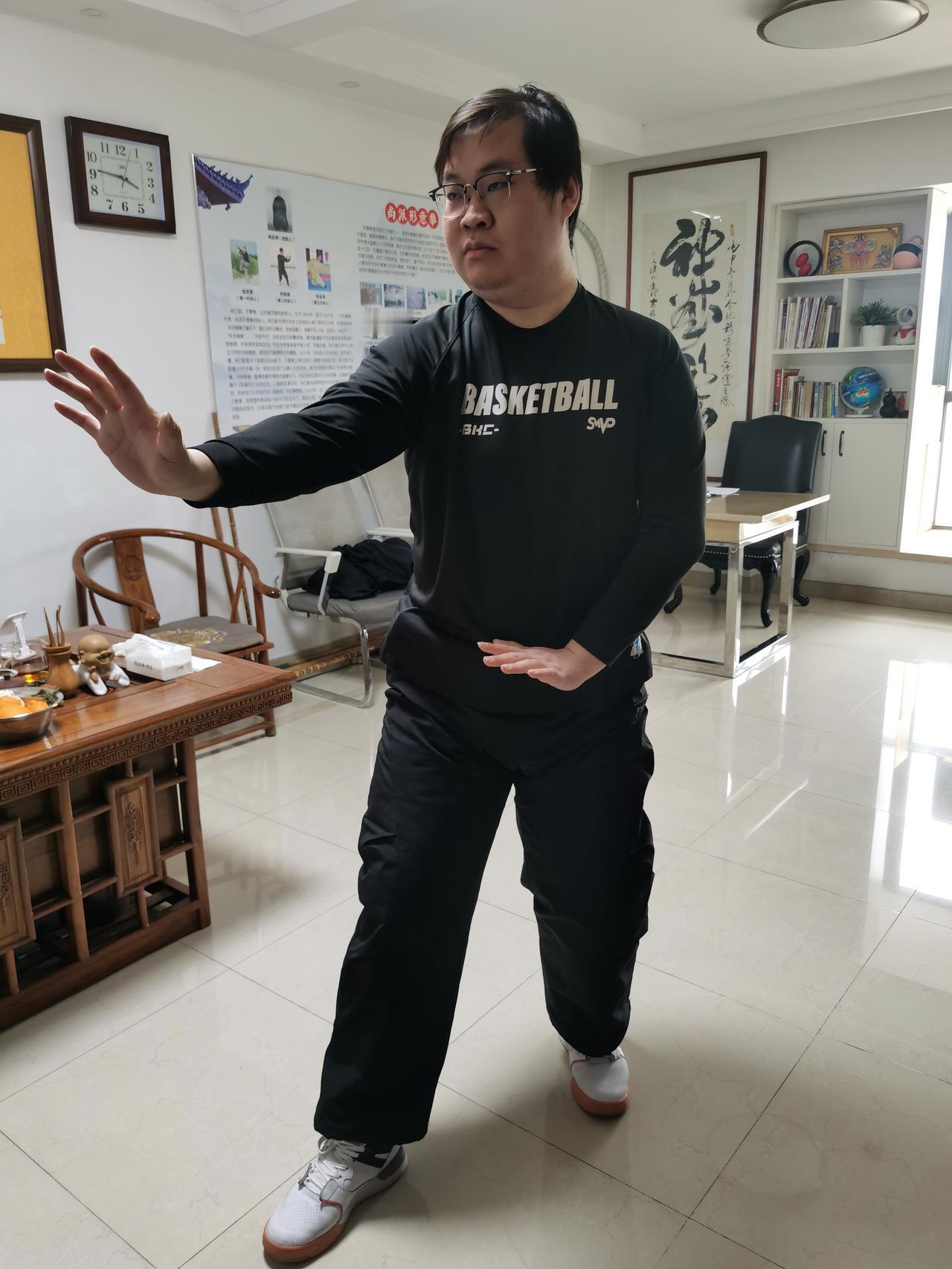 安徽的弟子利用寒假来济南学习形意拳。冬季练功，讲究动作要和谐顺畅，其劲力含蓄而连