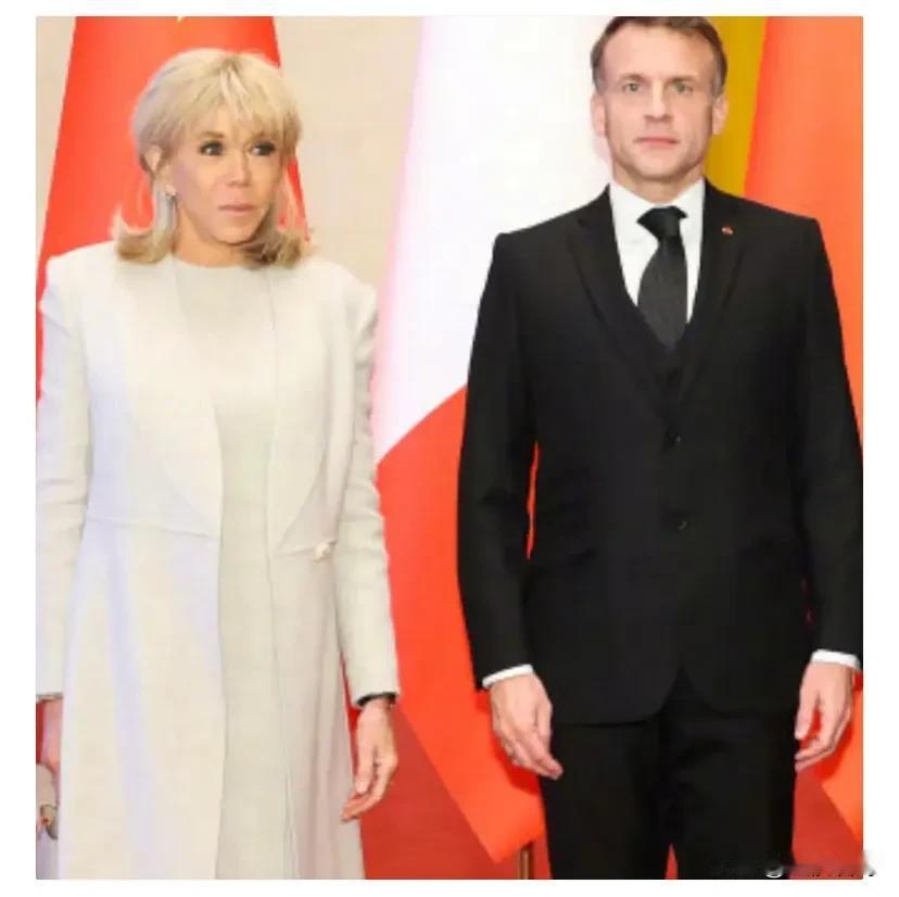 马克龙这下气的后槽牙都咬碎了，
法国总统马克龙这次带着他的妻子布丽吉特来华，网友