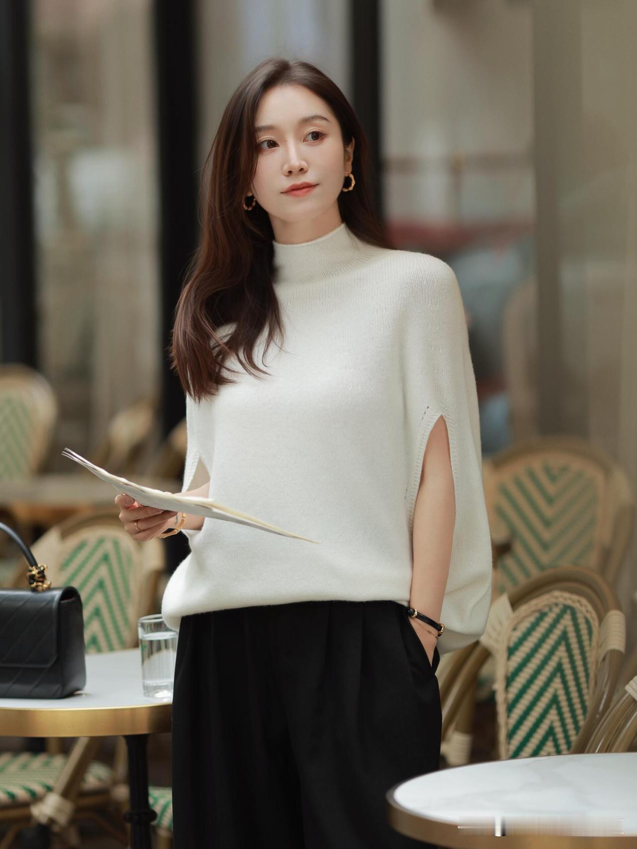 优雅白衣少女，静享咖啡时光女人如何穿出含蓄的性感? 知性美女绝对让所有男人失去抵