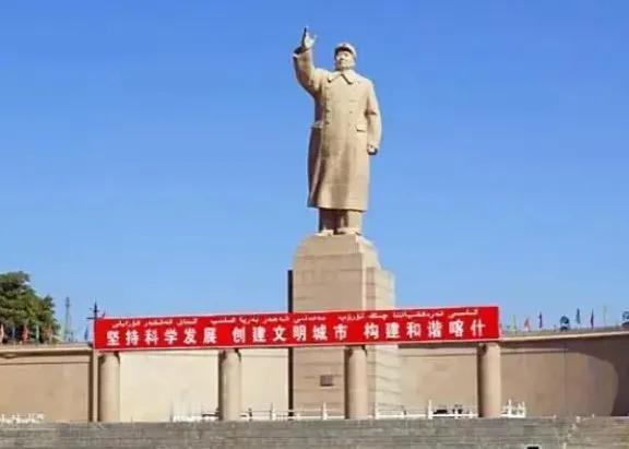 新疆喀什，文革结束后的一天早晨，人们发现在人民广场毛主席塑像的底座上，贴有一张红