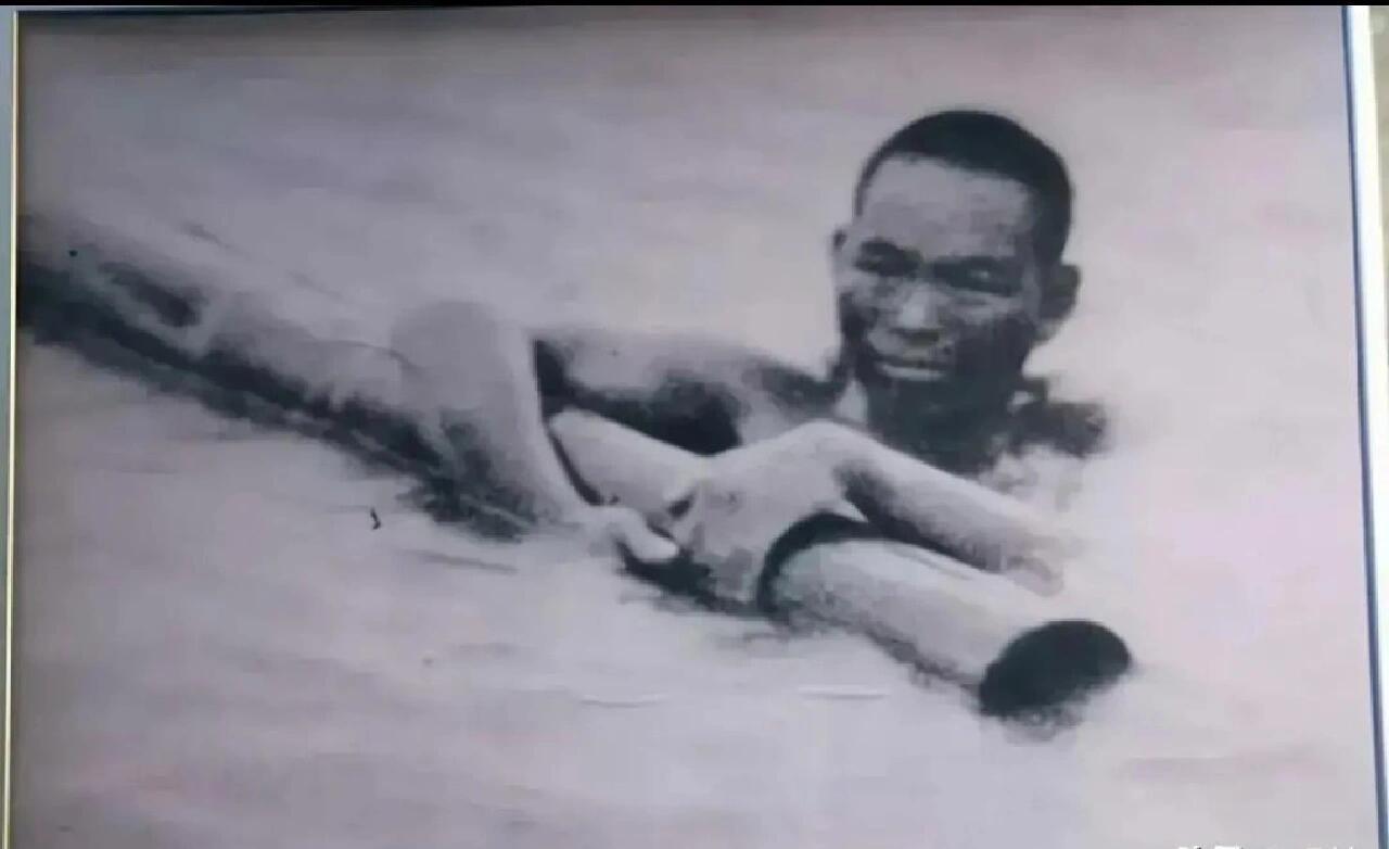 1937年，令人心酸的老照片，镜头的人是一名侦察兵，在一次执行任务时，他不小心被