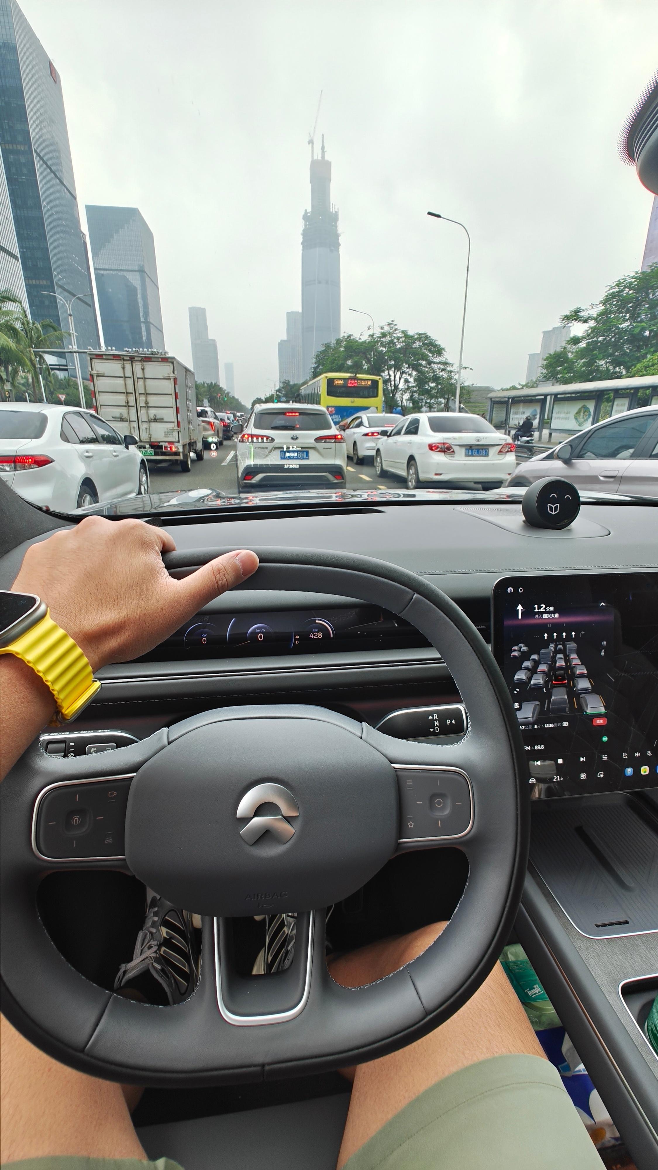 出差去咯，海口终于停雨了今天。去陵水感受一下蓝天白云，顺便拍一台期待了很久的车。