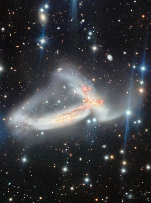 在距离地球约2亿光年的飞马座方向，有两个螺旋星系：NGC 7253 和 Arp 