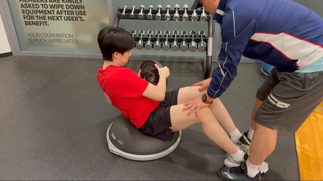 翻看所有和王楚钦相关的采访视频，每一个带过王楚钦的教练，都会说他特别努力，训练不