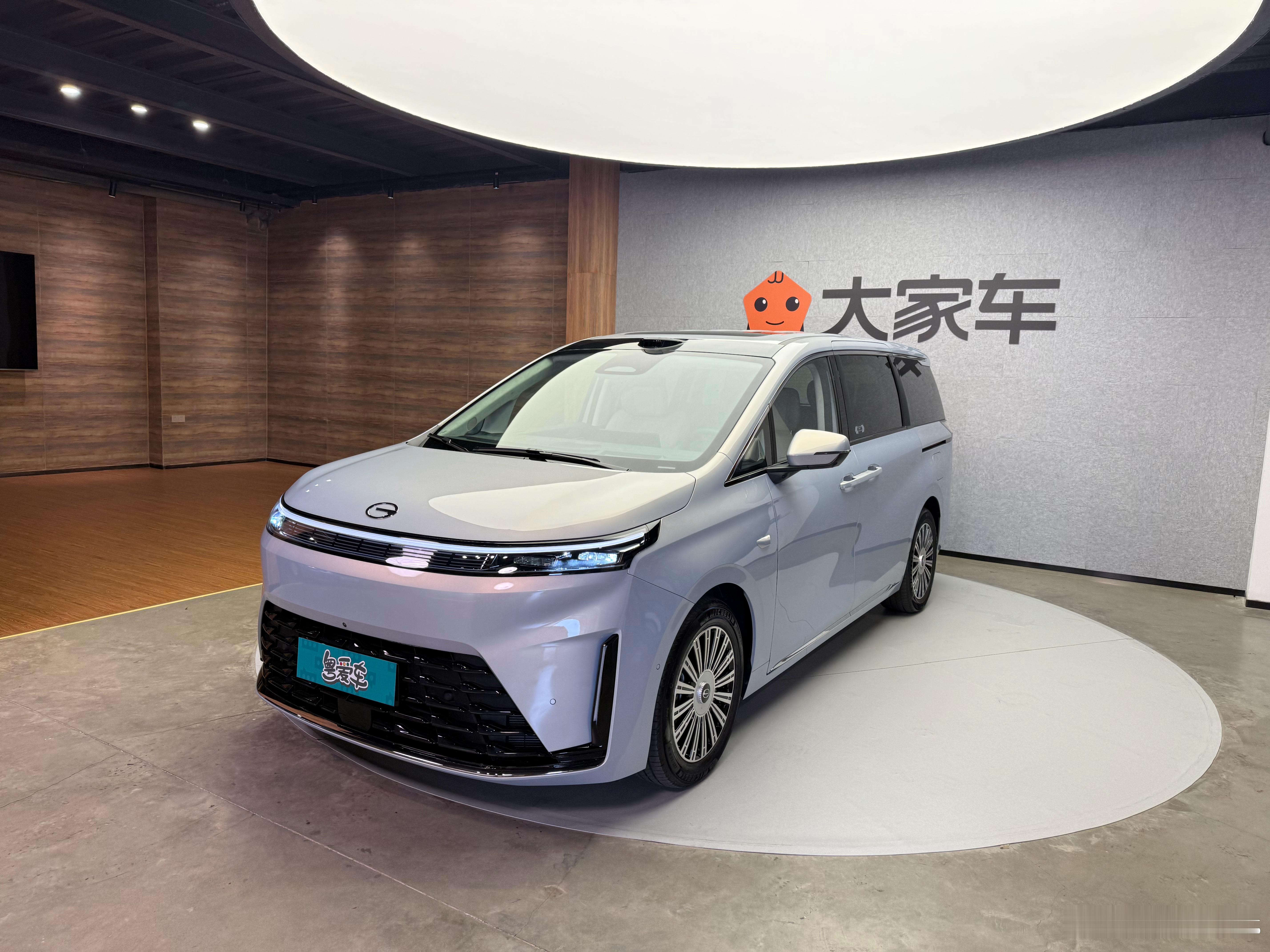 新E8真的，除了隔音不好，其他都无问题！第三排座椅都可以电动折叠收起，20万买到