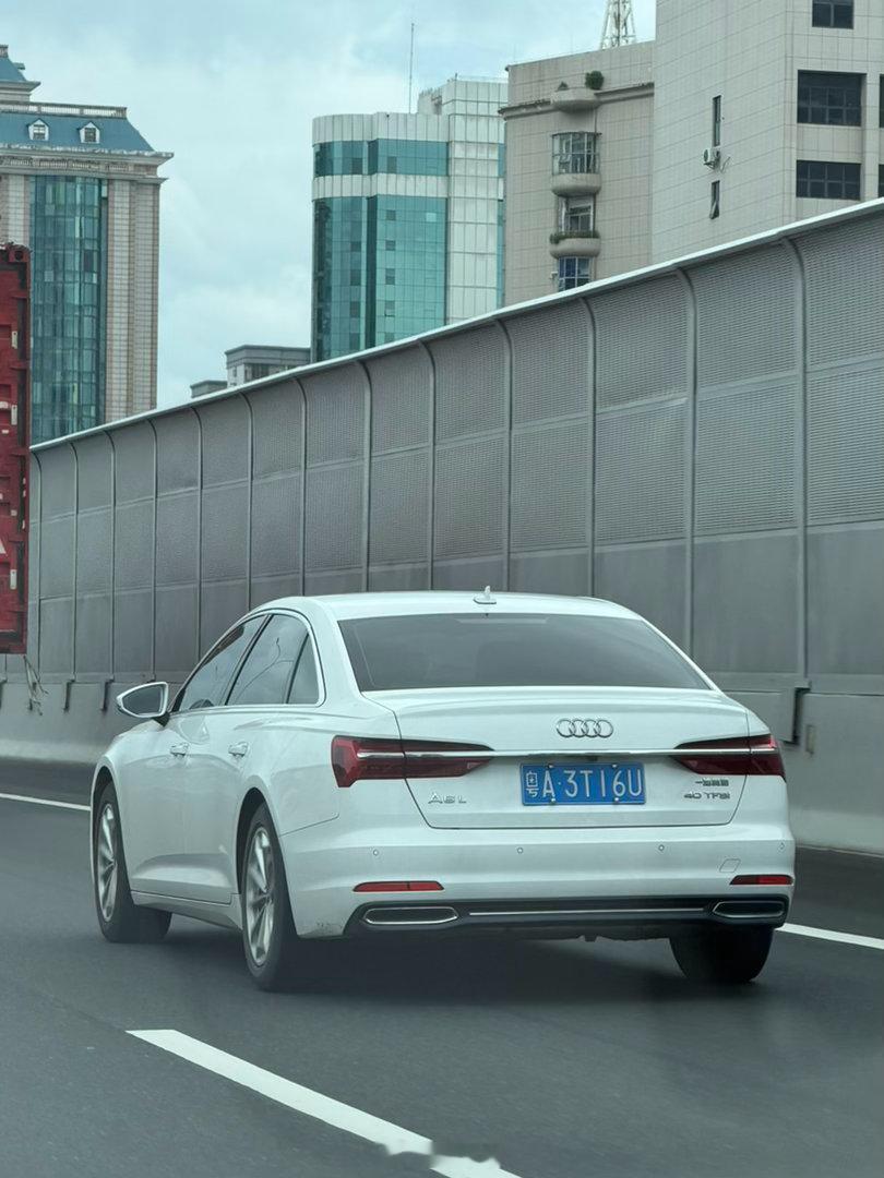 比A8L还难遇到的奥迪，那就是白色A6L～优雅气质到位了奥迪a6l
