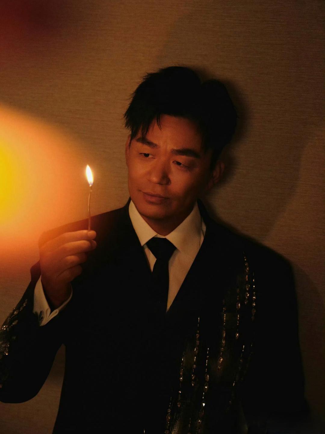 王宝强43岁生日了，他通过个人社交平台分享给粉丝。他一身黑色西装，搭白色衬衫，深