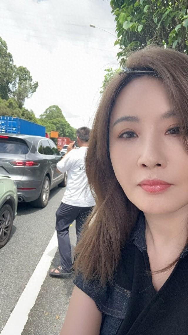 54岁香港资深女演员张文慈，在深圳城区行驶途中突发意外，在路上和其他车辆发生猛烈
