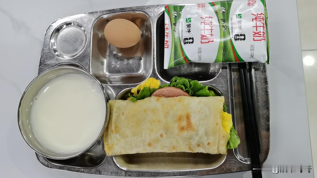 同学：食堂的菜为什么永远这么咸？
我：因为食堂怕我们吃太快，早点吃完就没人消费了
